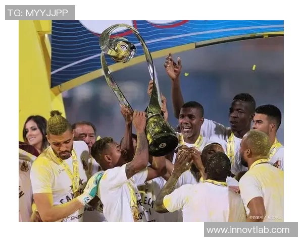 足球明星感动观看球迷制作的视频深情回应展现温暖互动瞬间