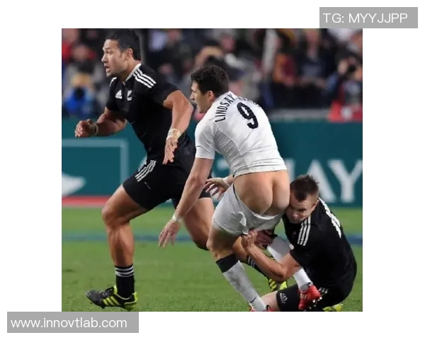 足球明星意外受伤搞笑瞬间合集让你捧腹大笑的精彩视频回顾