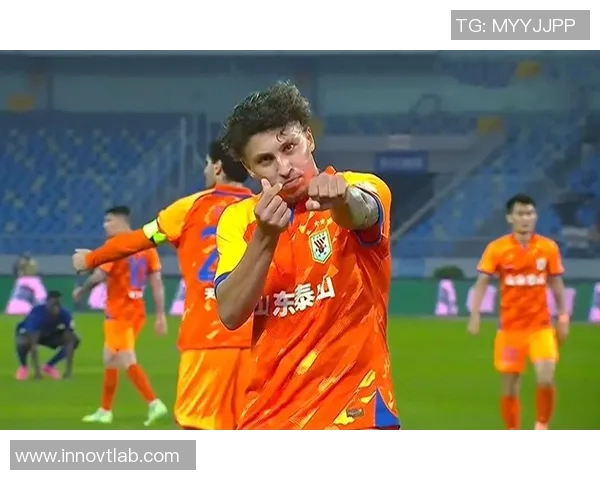 足球明星离场瞬间高清图片集展现球场魅力与情感交织的精彩瞬间