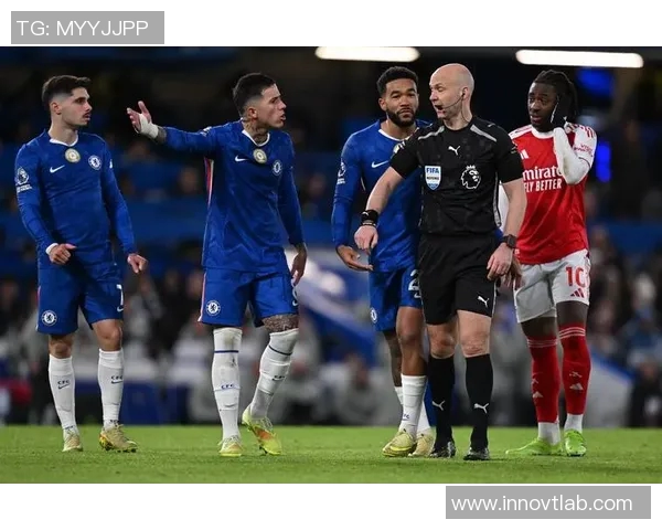 探索英超传奇球员的魅力与成就足球明星海报展现足球的激情与荣耀