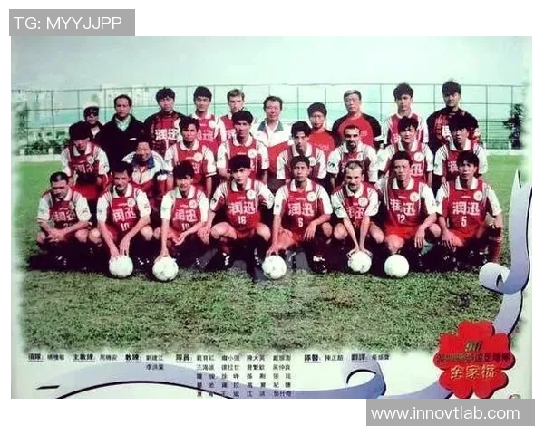 足球场上的传奇人物盘点那些令人瞩目的足球明星名字与他们的辉煌成就