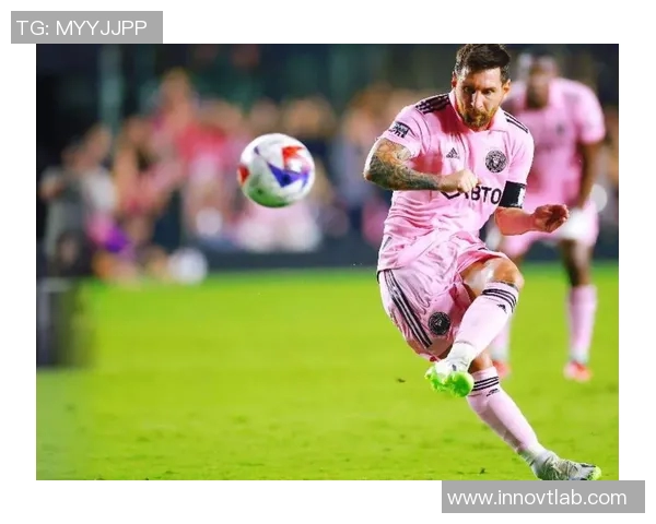 梅西背影手绘艺术作品展现足球传奇的优雅与力量 梅西背影手绘艺术作品展现足球传奇的优雅与力量