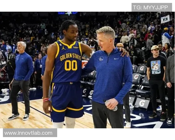 篮球明星的荣耀与挑战：从赛场到生活的多重角色解析